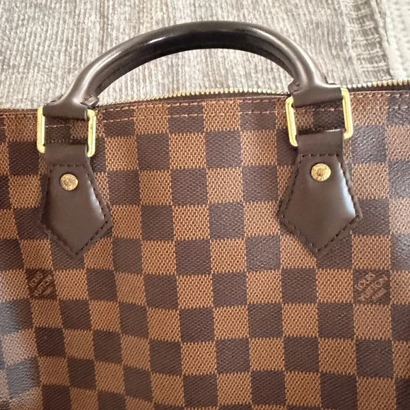 Speedy Bandoulière 30

Damier Ebene Handbag Louis Vuitton ® - Picture 5 of 10